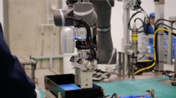 人与机械在同一环境中安全协同生产。通过协作机器人实现生产线的省人化
